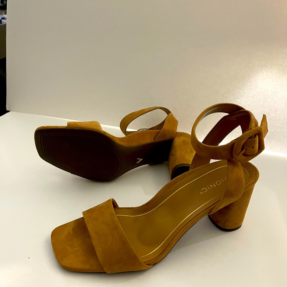 Vionic suede tan sandals print size 9